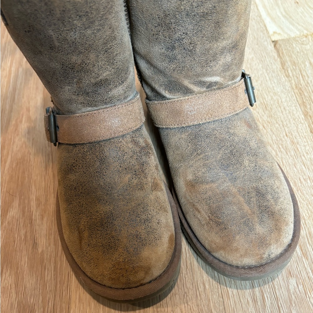 UGG Short Dylyn Boot - Picture 7 of 11